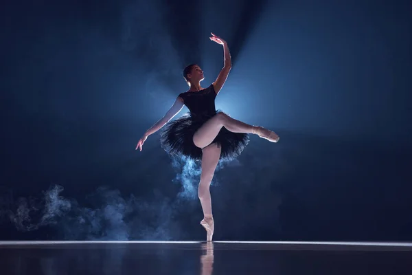 有才华的年轻女子 职业芭蕾舞演员 在黑暗的背景上跳舞 有烟熏效果 古典舞蹈 艺术与优雅 灵感的概念 — 图库照片