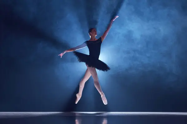 Elegante Artística Tierna Bailarina Joven Bailando Tutú Escenario Sobre Centro — Foto de Stock