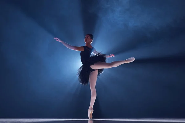 精彩的表演 美丽的年轻女子 职业芭蕾舞演员 动作敏捷 带着浓烟在蓝色的背景上跳舞 古典舞蹈 艺术与优雅 灵感的概念 — 图库照片