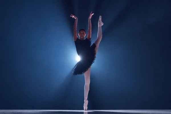 优雅的年轻女子 职业芭蕾舞演员在Tutu的运动 使表演在蓝色背景 古典舞蹈 艺术与优雅 灵感的概念 — 图库照片