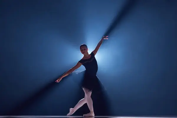 優れたパフォーマンス 美しい若い女性 プロのバレエダンサーNモーション 煙で青い背景の上に踊る クラシックダンス アート グレース インスピレーションの概念 — ストック写真