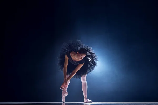 优雅的年轻女子 职业芭蕾舞演员在Tutu的运动 使表演在蓝色背景 古典舞蹈 艺术与优雅 灵感的概念 — 图库照片
