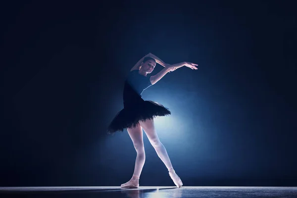 Mujer Joven Tierna Elegante Bailarina Profesional Tutú Movimiento Haciendo Rendimiento — Foto de Stock