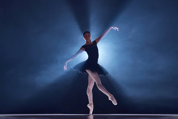 Elegante Artística Tenra Bailarina Jovem Dançando Tutu Palco Sobre Holofotes — Fotografia de Stock