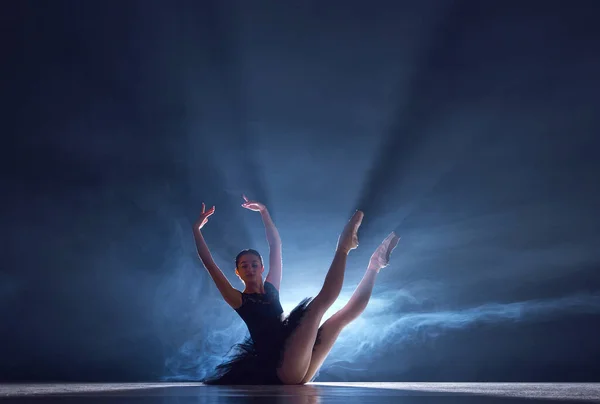 优雅优雅的动作 美丽的芭蕾舞演员带着聚光灯在蓝色的背景上跳舞 古典舞蹈 艺术与优雅 灵感的概念 — 图库照片