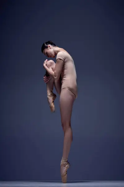Elegantní Atraktivní Žena Profesionální Baletka Béžovém Obleku Stojící Špičkách Pozadí — Stock fotografie