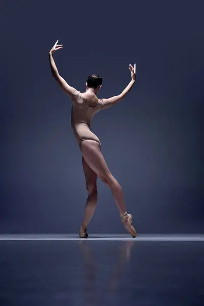 Bella Magra Donna Elegante Ballerina Movimento Posa Body Beige Punta — Foto Stock