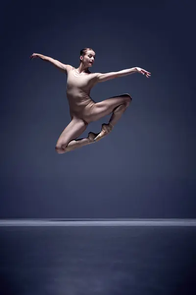 Elegance Pohybu Něžná Mladá Žena Baletka Béžovém Obleku Tančící Pozadí — Stock fotografie