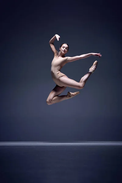 Eleganz Bewegung Zarte Junge Frau Ballerina Beigen Body Die Vor — Stockfoto