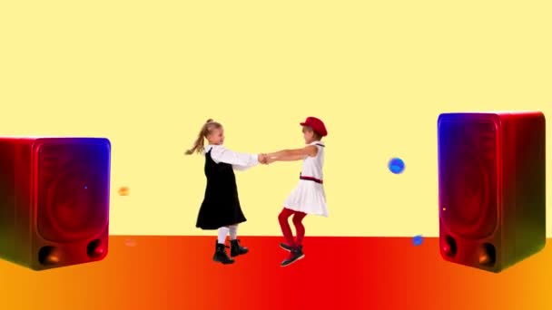 快乐的小女孩 孩子们跳舞 玩的开心 玩的开心 听的音乐与复古的音乐列 停止运动 老式风格 创造力的概念 — 图库视频影像