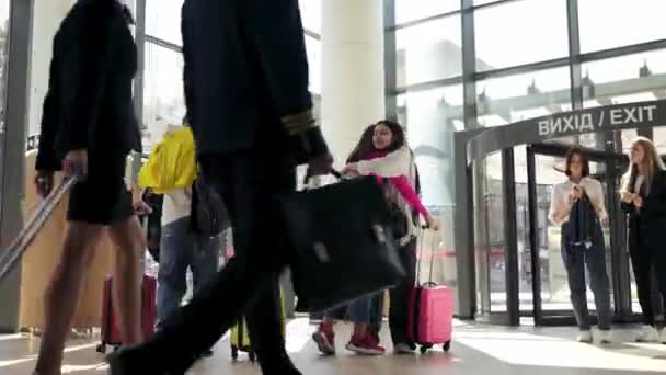 Οικογενειακή Συνάντηση Στο Αεροδρόμιο Άφιξη Ευτυχισμένοι Χαμογελαστοί Άνθρωποι Αγκαλιάζονται Χαιρετούν — Αρχείο Βίντεο