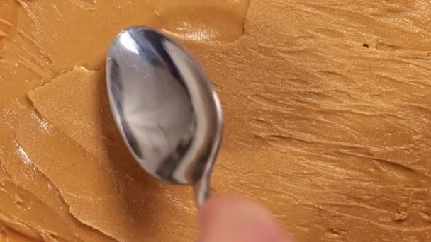 Pyszne Świeżo Zrobione Słodkie Masło Orzechowe Tekstura Kremowej Pasty Ruch — Wideo stockowe