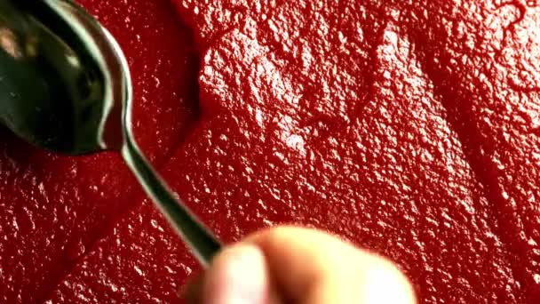 Fazer Redemoinho Com Colher Textura Ketchup Tomate Fresco Delicioso Adicionando — Vídeo de Stock