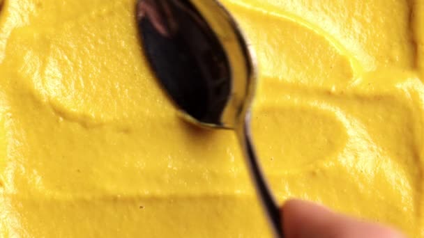 Fazer Redemoinho Com Colher Textura Pasta Mostarda Fresca Deliciosa Picante — Vídeo de Stock