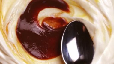 Kaşıkla fırıl fırıl dönüyor. Taze, lezzetli, mayonezle karıştırılmış domates ketçapı. Yemeklere soslu tat katmak. Sos kavramı, yemek pişirme, yemek pişirme, tat alma, yiyecek dokusu, tazelik.