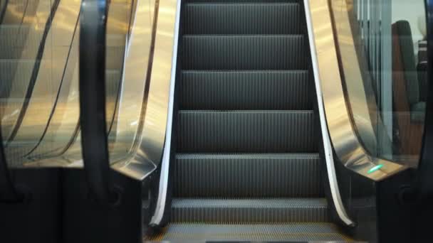 购物中心的电梯要上楼去了 商场里楼层之间舒适而快速的移动 空荡荡的楼梯跑上来了购物概念 黑色星期五 市区商场 闲暇时间 — 图库视频影像
