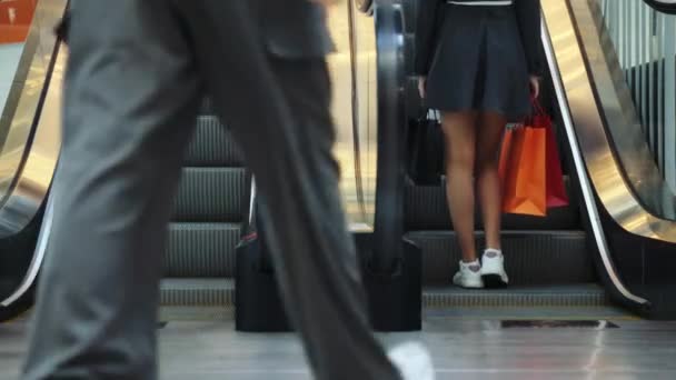 Menschen Bewegen Sich Auf Rolltreppen Einem Einkaufszentrum Viele Taschen Tragen — Stockvideo