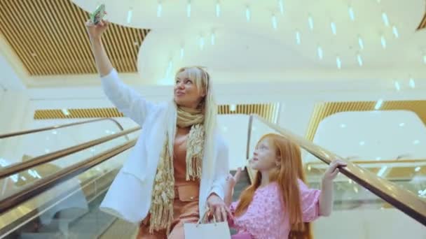 Vacker Mor Och Dotter Centrum Shoppa Tillsammans Selfie Rulltrappan Begreppet — Stockvideo