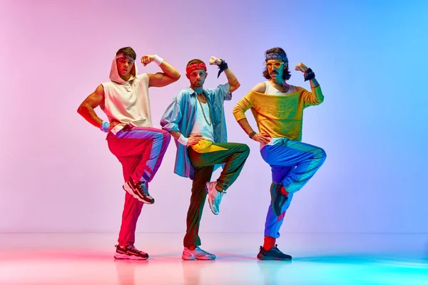 Mannen Vintage Kleurrijke Sportkleding Poseren Aerobics Oefeningen Doen Tegen Gradiënt — Stockfoto