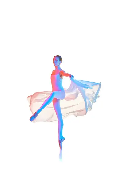 Güzel Genç Bir Kadın Hareketli Zarif Bir Bale Dansçısı Beyaz — Stok fotoğraf