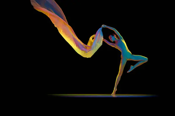 Zarif Balerin Performans Gösteren Genç Bir Kadın Şeffaf Kumaşla Neon — Stok fotoğraf