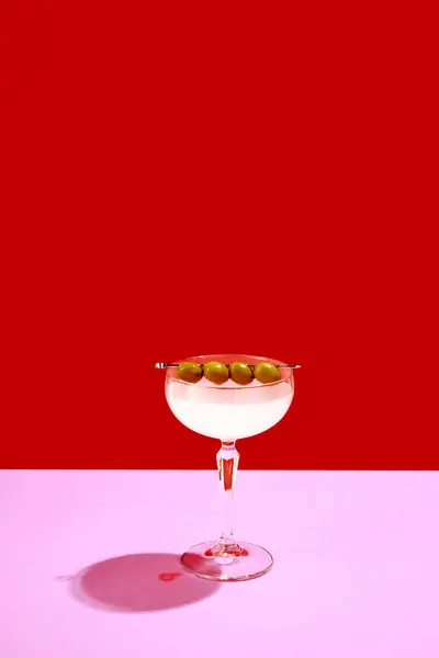 Traditionele Originele Drank Glas Met Martini Versierd Met Olijven Geïsoleerd — Stockfoto