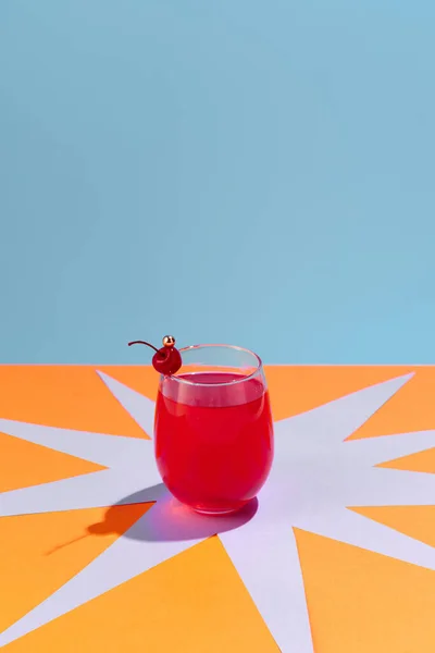 Süßkirsch Cocktail Isoliert Über Blauem Hintergrund Erfrischung Süßer Und Saurer — Stockfoto