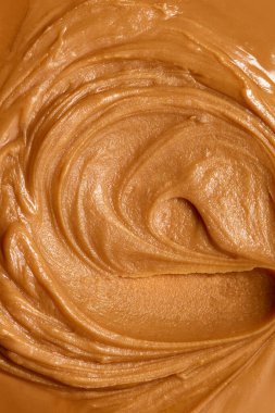 Erimiş, tuzlu ve kıvrımlı karamel dokusuna yakın çekim. Tatlılar için lezzetli, tatlı soslar ya da içecekler için malzeme. Yiyecek, kahvaltı, atıştırmalık, organik, ev yapımı ürünler kavramı