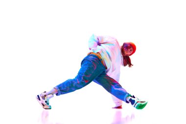 Spor giyimli genç adam, dans eden break dans beyaz stüdyo arka planında neon ışıkta izole edilmiş. Çağdaş dans kavramı, sokak tarzı, moda, hobi, gençlik. Ad