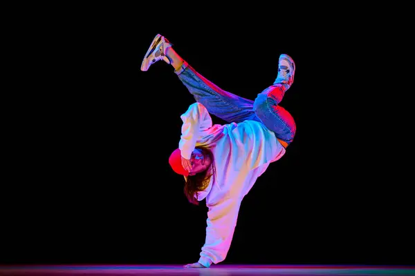 Flexibele Artistieke Jongeman Breakdancer Beweging Uitgevoerd Geïsoleerd Zwarte Studio Achtergrond — Stockfoto