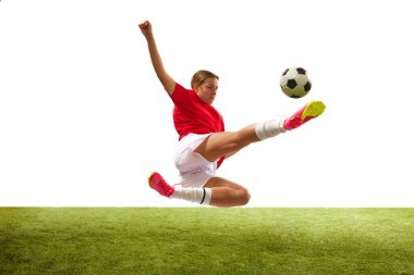 Genç kızın dinamik görüntüsü, futbolcu eğitimi, beyaz arka planda top sektirme çalışması. Spor, rekabet, eylem, başarı, motivasyon kavramı. İlan için alanı kopyala