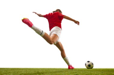 Arkadan bak. Atletik genç bir kadın, maç sırasında futbol oyuncusu, beyaz arka planda ıssız çimen sahasında topa vuruyor. Spor, rekabet, eylem, başarı, motivasyon kavramı. İlan için alanı kopyala