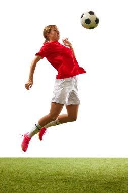 Genç bir kızın tam boy görüntüsü. Futbolcu, beyaz arka planda izole bir şekilde göğüsleriyle topa vuruyor. Spor, rekabet, eylem, başarı, motivasyon kavramı. İlan için alanı kopyala