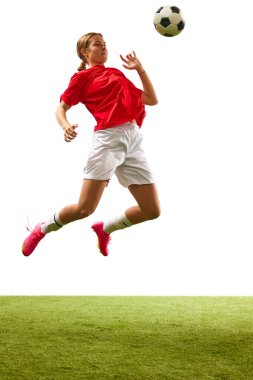 Genç bir kızın tam boy görüntüsü. Futbolcu, beyaz arka planda izole bir şekilde göğüsleriyle topa vuruyor. Spor, rekabet, eylem, başarı, motivasyon kavramı. İlan için alanı kopyala