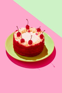 Çok renkli arka planda izole edilmiş kremalı ve kirazlı lezzetli pasta. Yemek, tatlı, doğum günü kutlaması, parti, fırın kavramı. Pop sanat tarzı. Reklam için boşluk kopyala. Poster