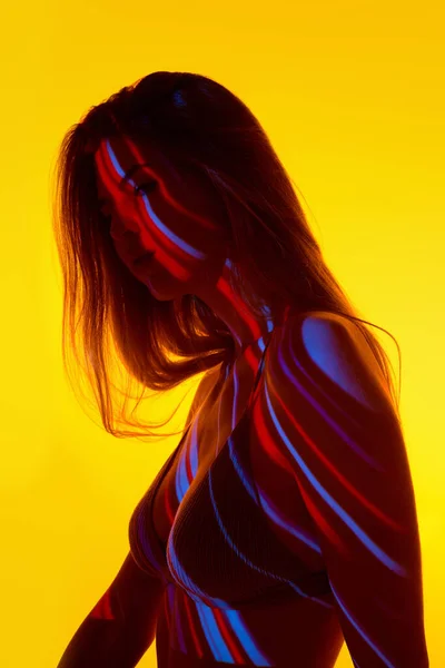Çamaşırlı Uzun Düz Saçlı Sarı Arka Planda Yüzünde Renkli Çizgiler — Stok fotoğraf