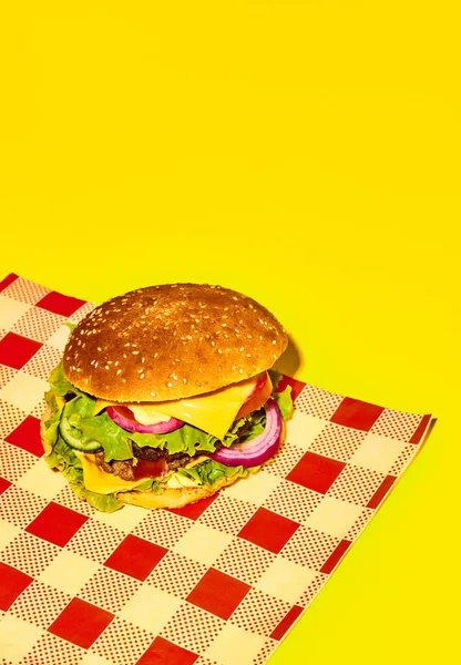 Výborný Domácí Burger Hamburger Čerstvou Houskou Masem Sýrem Salátem Rajčaty — Stock fotografie