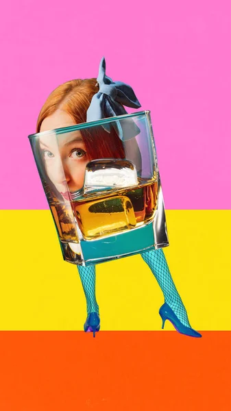 Vrouwelijke Gezicht Kiezen Glas Met Ijs Alcohol Drinken Tegen Veelkleurige — Stockfoto
