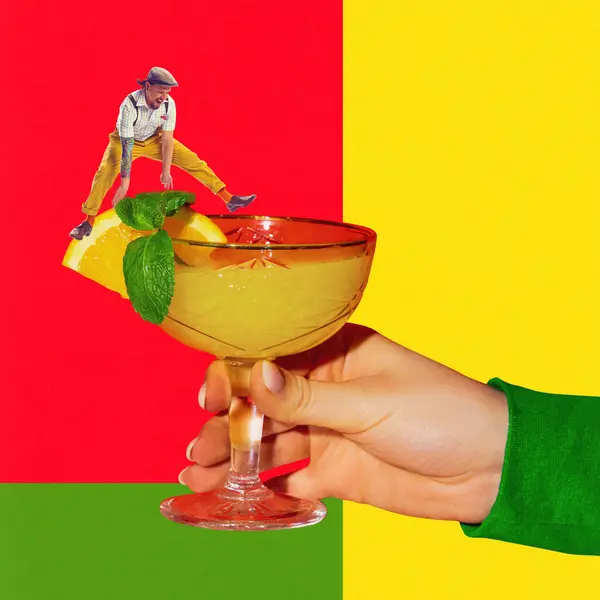 Junger Mann Springt Über Süß Sauren Cocktail Mit Orangensaft Margarita — Stockfoto
