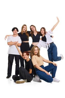 Beyaz stüdyo arka planında şık giyinmiş bir grup genç kızın tam boy portresi. Güzellik, gençlik, duygular, moda, tarz, modellik, yaşam tarzı kavramı. Boşluğu kopyala.