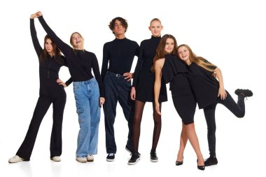 Çeşitli insanların, kadınların ve erkeğin grup portresi beyaz stüdyo arka planında günlük kıyafetler giymiş. Uzayı kopyala Güzellik kavramı, gençlik, insani duygular, moda, tarz, modellik. Ad