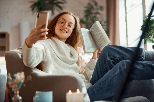 Junge Attraktive Mädchen Machen Selfie Beim Lesen Buch Hause Gemütliche — Stockfoto
