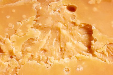 Yakın plan görüntü, sert peynir dokusu, lezzetli parmesan peyniri. Geleneksel İtalyan peyniri tadı. Yiyecek, tat, organik ürün sanatı, sağlıklı, doğal gıda kavramı..
