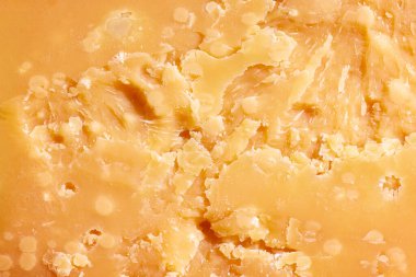 Yakın plan görüntü, sert peynir dokusu, lezzetli parmesan peyniri. Geleneksel İtalyan peyniri tadı. Yiyecek, tat, organik ürün sanatı, sağlıklı, doğal gıda kavramı..