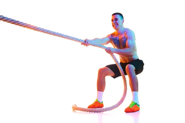 Güçlü Vücudu Elleri Çeken Atletik Tişörtsüz Genç Adam Neon Işıkta — Stok fotoğraf
