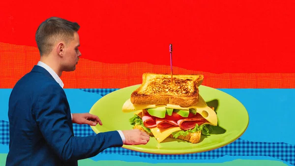 Mann Anzug Frühstückt Mit Leckerem Club Sandwich Und Isst Vor — Stockfoto
