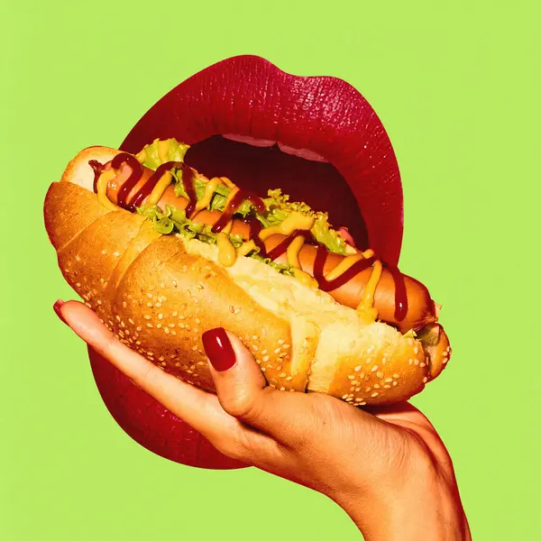 Gigantyczne Żeńskie Usta Czerwoną Szminką Degustacja Pyszne Hot Dogi Zielonym — Zdjęcie stockowe