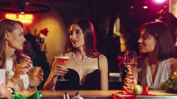 Drei Schöne Frauen Stylischen Kleidern Treffen Sich Einer Bar Trinken — Stockvideo