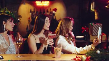 Güzel kadınlar barda, restoranda, arkadaşlarıyla cep telefonundan konuşuyor, konuşuyor, selamlaşıyorlar. Noel partisi kavramı, kış tatili, kutlama, arkadaşlık, eğlence, rahatlama