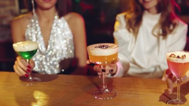 Vrienden Meisjes Ontmoeten Elkaar Bar Feestdagen Vieren Verjaardag Concentreer Cocktails — Stockvideo